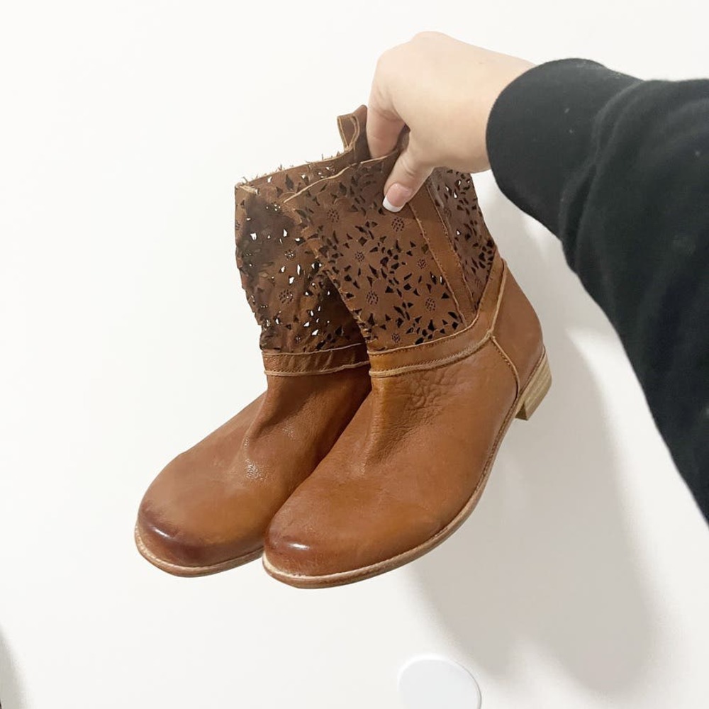 Everybody by BZ Moda Brown Floral Laser Cut Ankle Booties Size 9.5